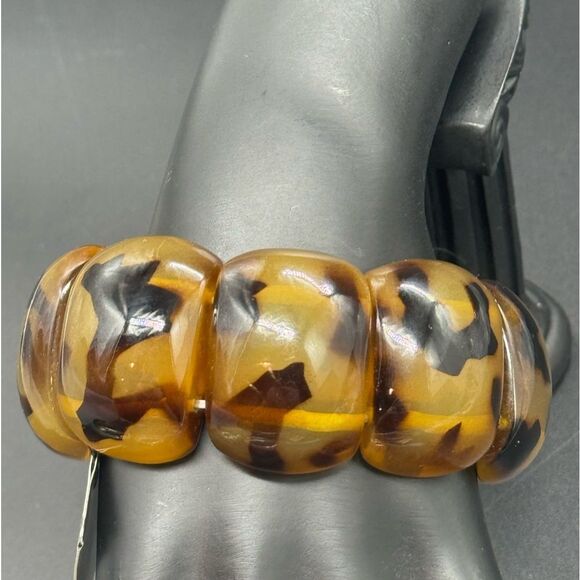 Sequin Statement Faux Tortoise Shell Lucite Wide Bangle Bracelet - Picture 5 of 8